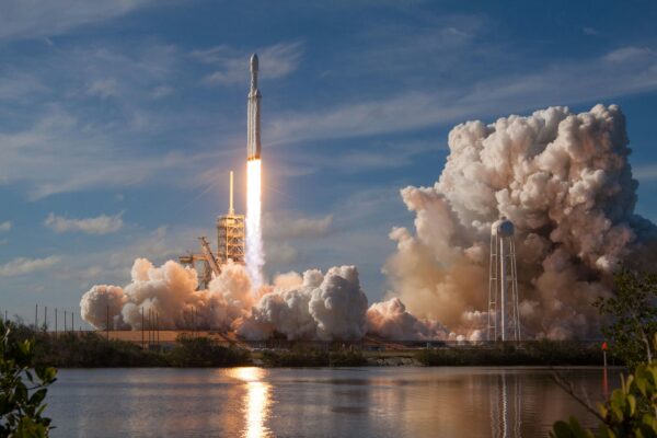 Rocket Lab (RKLB) 주가 분석: 2026년 우주 발사 시장 리더십과 투자전망